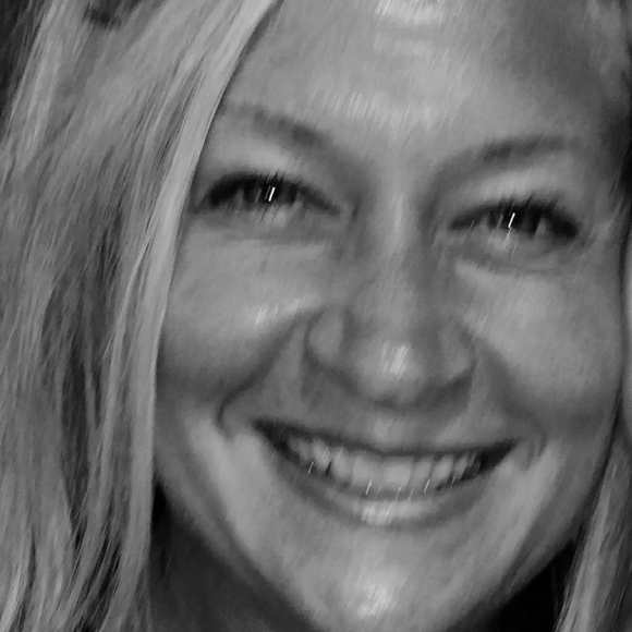 Meet your Posher, Jo🌸 - Picture 2 of 3